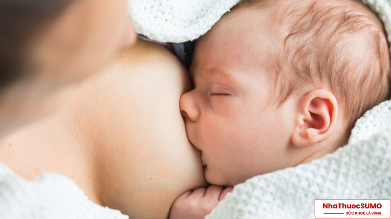 Sữa mẹ hoặc sữa công thức nên là nguồn Vitamin C cho trẻ trước 6 tháng tuổi