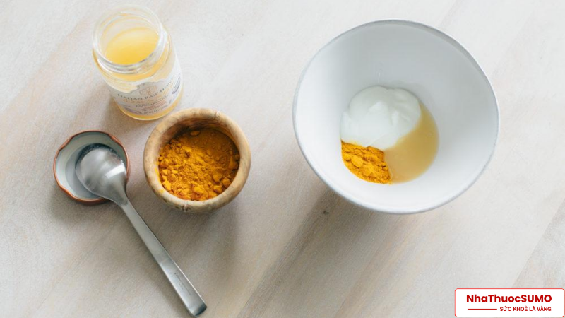 Bước 1: chuẩn các thành phần mặt nạ gồm sữa chua - vitamin e- tinh bột nghê và mật ong nếu cần
