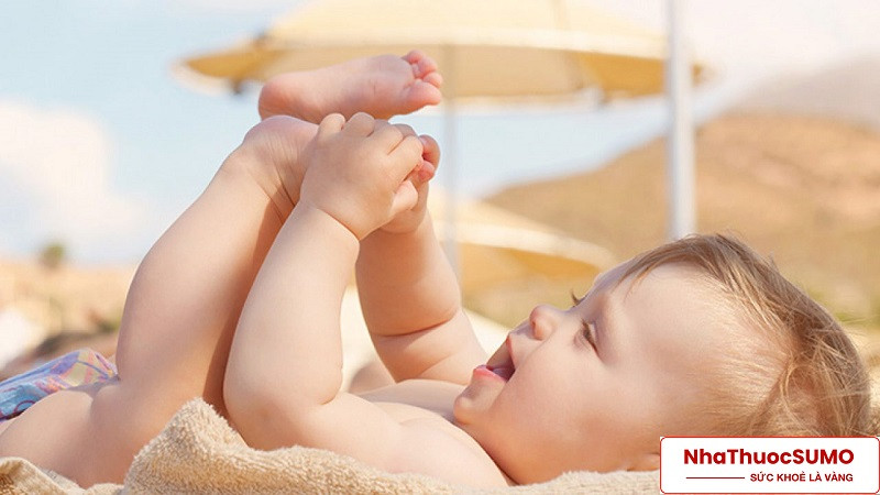 Tắm nắng là một trong các biện pháp bổ sung vitamin D cho trẻ