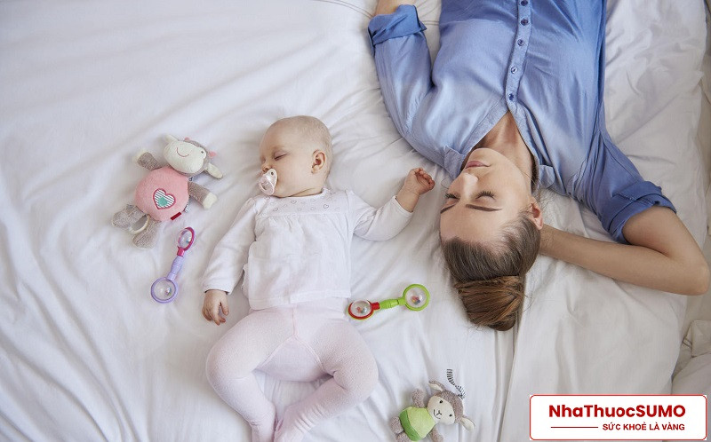 Cho trẻ bú no bụng hoặc thay tã tránh ẩm ướt sẽ giúp bé ngủ ngon giấc hơn