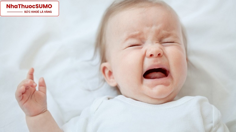 Trẻ quấy khóc nhiều là biểu hiện tiêu biểu của bệnh còi xương