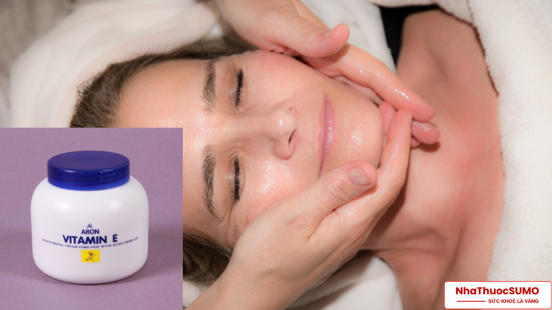 Thoa kem lên da mặt và massage nhẹ nhàng giúp tăng hiệu quả làm ẩm