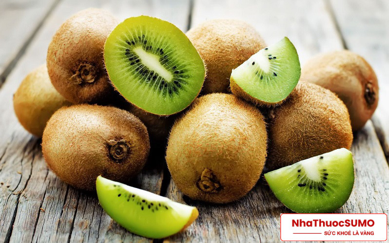 Kiwi là một loại trái cây nhập khẩu có hàm lượng vitamin C rất lớn