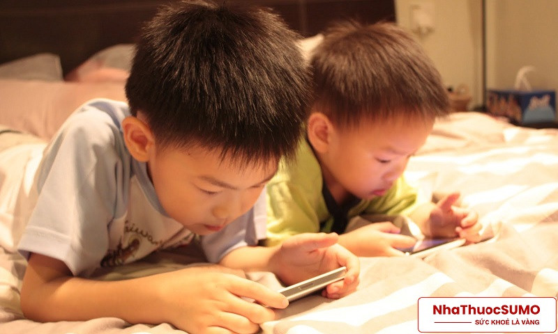 Trẻ em xem quá nhiều điện thoại, ipad là hiện tượng phổ biến trong xã hội hiện đại