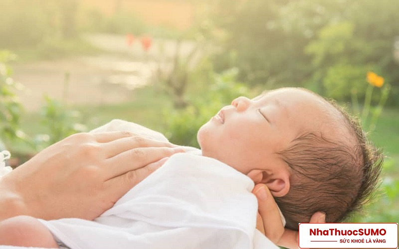 Trẻ sơ sinh còn rất nhỏ, sức đề kháng yếu nên cần có phương pháp tắm nắng đặc biệt