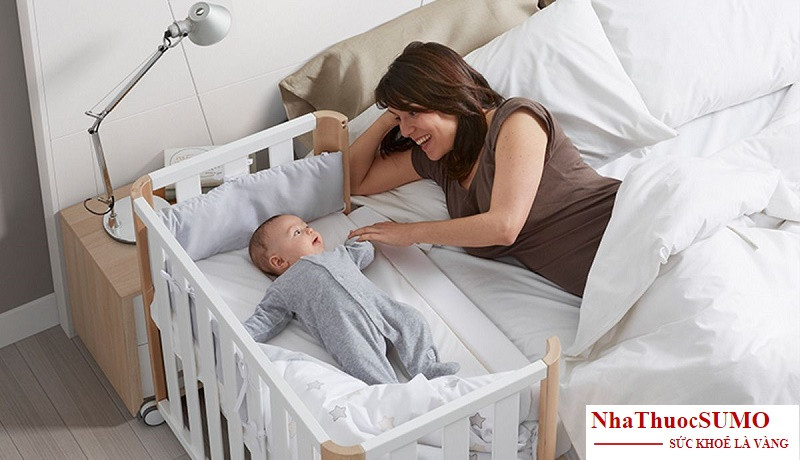 Nên có biện pháp phòng tránh trẻ ngã từ giường xuống phù hợp với tuổi của bé
