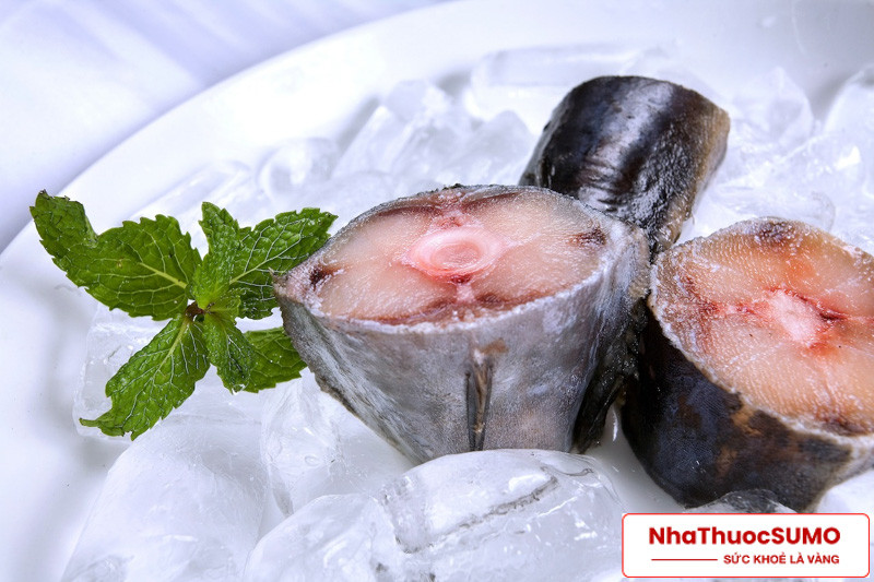 trong 100 gam cá ngừ nấu chín cũng cung cấp 10.9 mcg vitamin B12, tương đương 453% giá trị ăn hàng ngày.