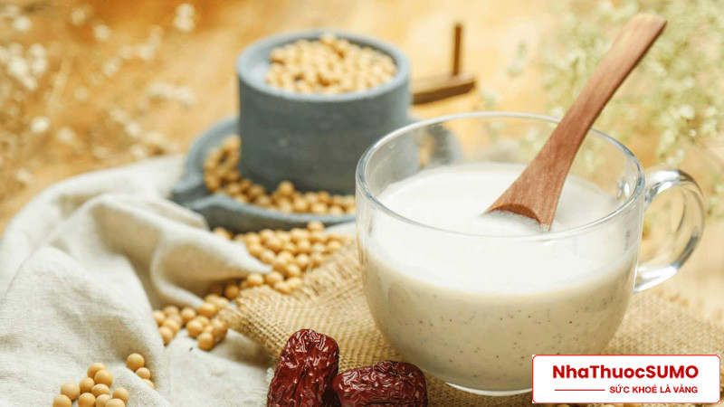 240ml sữa đậu nành cung cấp tới 86% vitamin B12 giá trị ăn hàng ngày