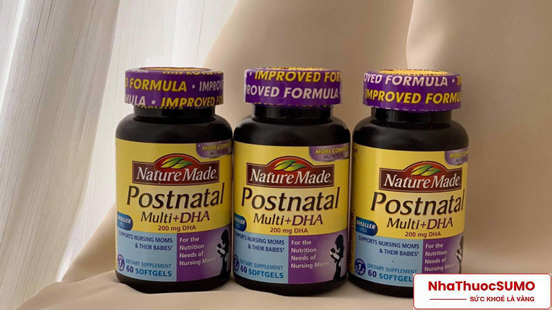 Viên uống Nature Made Postnatal Multi DHA là dòng sản phẩm vitamin tổng hợp cho phụ nữ cho con bú mà hầu hết các mẹ bỉm sữa nào cũng không thể bỏ qua.